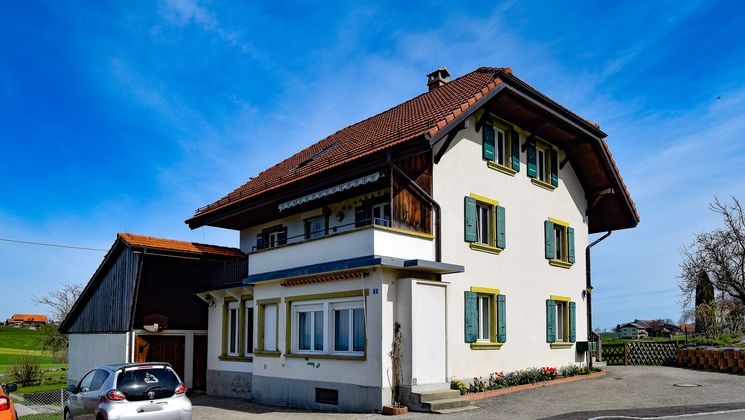 Landhaus mit 2 Wohnungen Gemeinde Alterswil