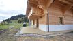 Chalet en finition aux Mosses, bordure ruisseau sans personne devant.
