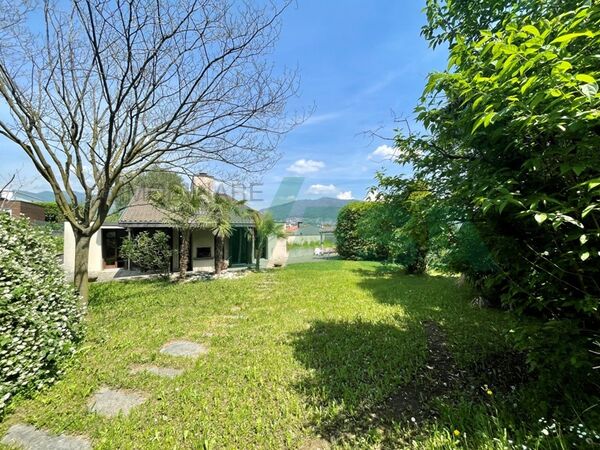 Grosszügiges und sehr sonniges Einfamilienhaus mit grossem Grundstück