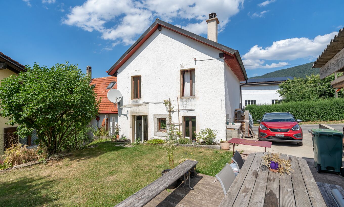 Charming village house with two apartments with garden