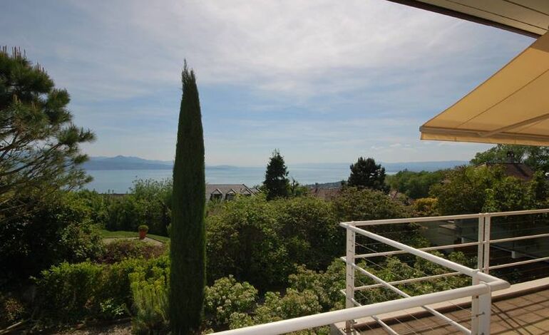Villa moderne avec vue sur le lac