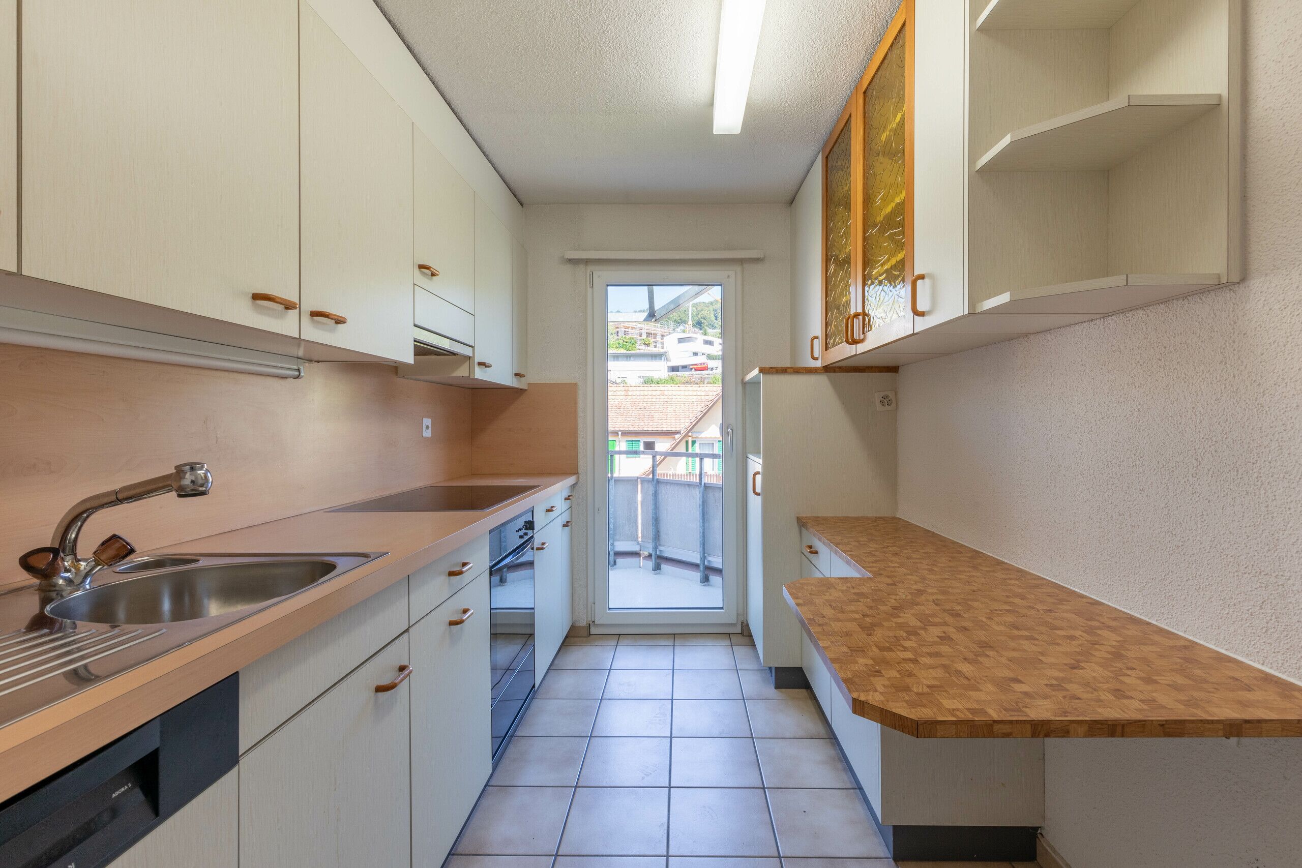 Küche mit Glaskeramik-Kochfeld, Geschirrspüler und Backofen