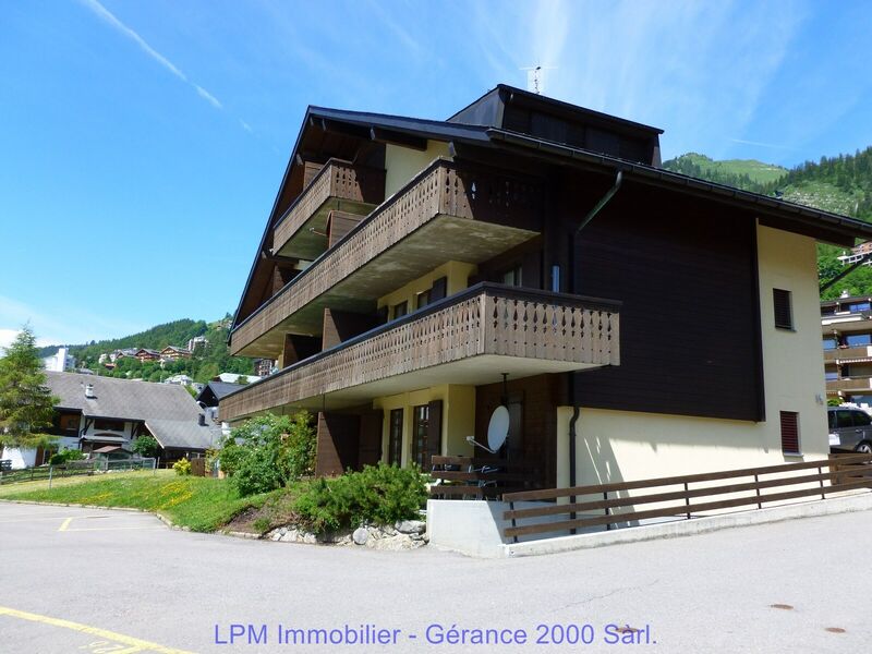 Superb large renovated studio on the top floor!