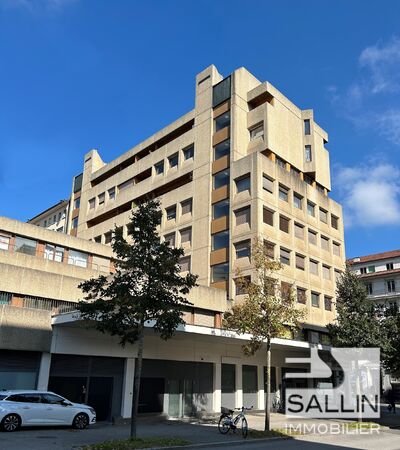 SURFACE ADMINISTRATIVE D'ENV. 145 M2 
SITUE SUR LE BD DE PEROLLES