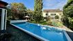 Stilvolle, lichtdurchflutete Villa mit Garten, Pool und Poolhaus