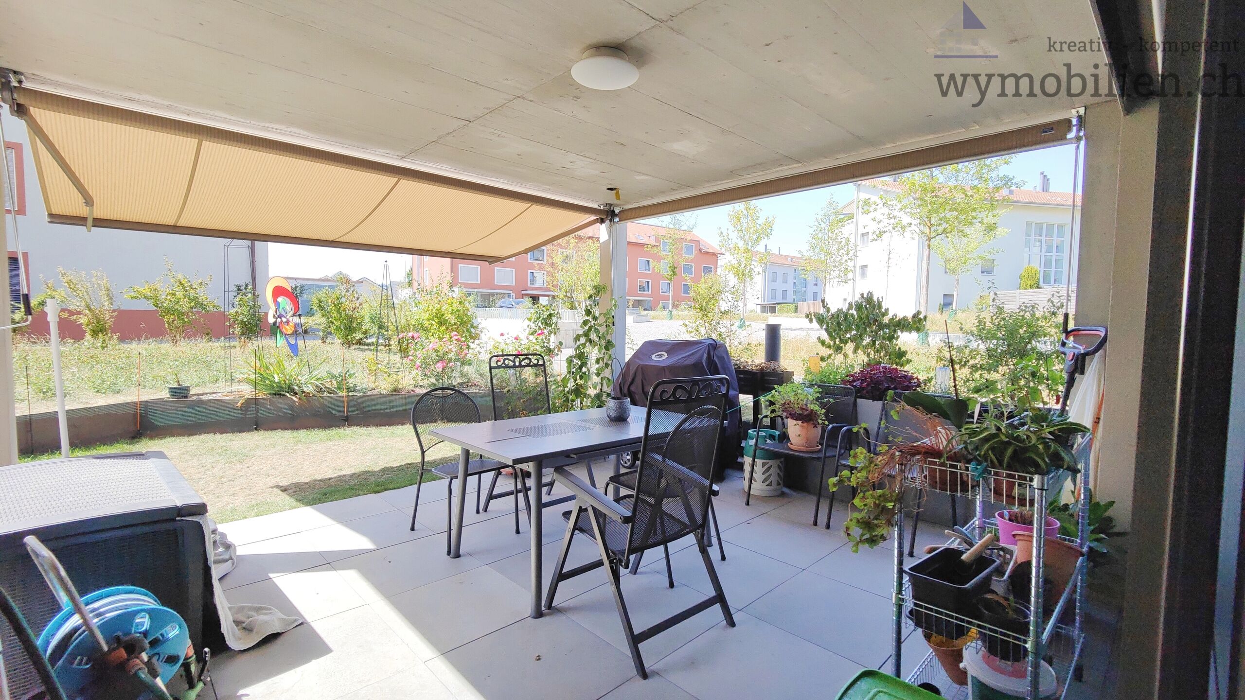 Grosse, gedeckte Terrasse
