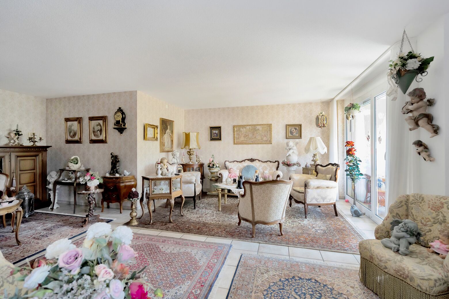 Heller Wohnbereich mit Ausgang zum Balkon mit Westausrichtung