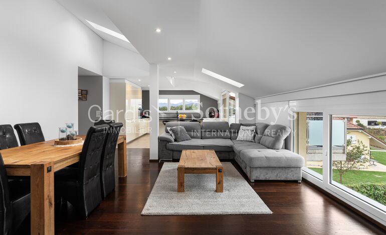 Au centre du village, spacieux appartement avec balcon plein Sud