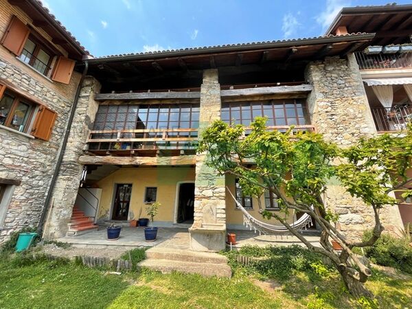 Typisches Tessiner Haus mit 3 schönen Wohnungen am Rande des Dorfkerns