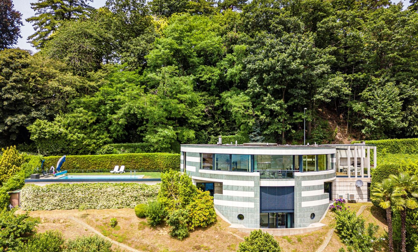 Modern villa with privacy & beautiful lake view