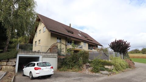 Gepflegte 3.5-Zimmerwohnung mit Balkon und Autounterstand