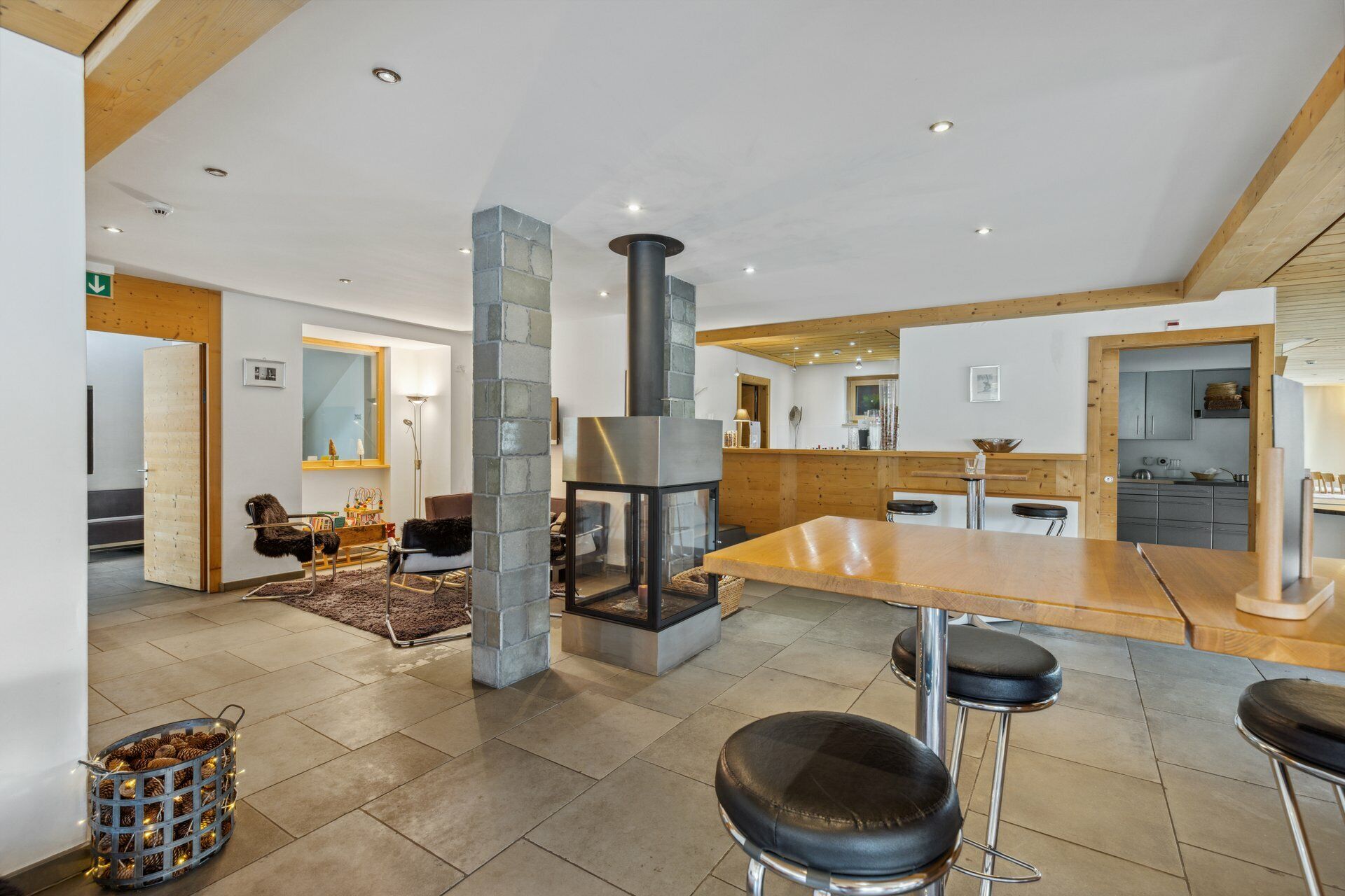 Lounge and breakfast room