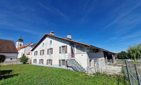 Rental house with 3 apartments with stables / equestrian domain