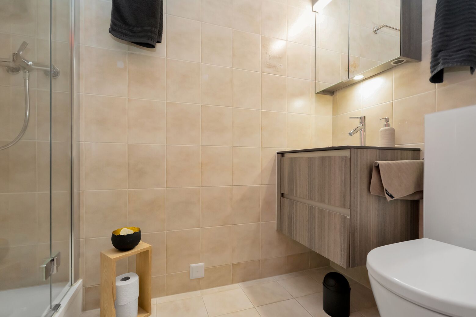 Gäste WC mit Dusche, Lavabo und Toilette