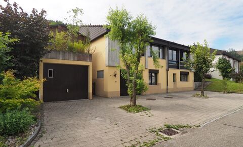Maison familiale indépendante avec piscine et deux garages