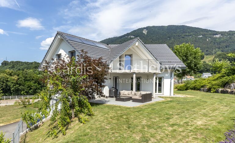 A quelques pas de l'école "Haut Lac", villa individuelle contemporaine