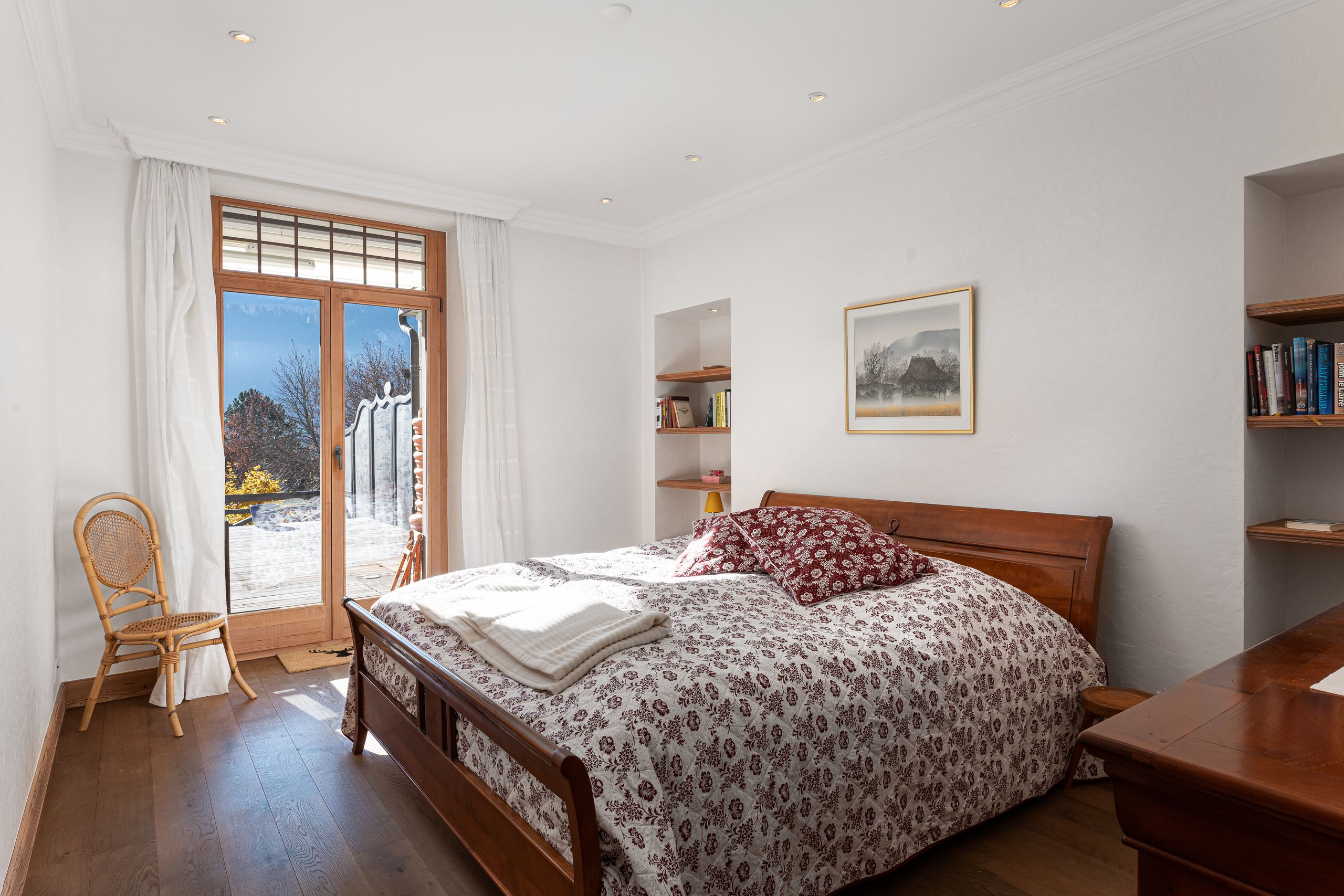 Master bedroom with direct access to the terrace