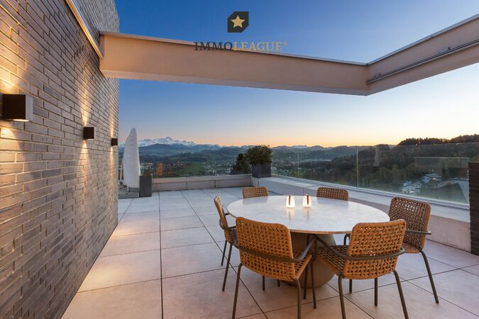 Eine weitläufige Terrasse, ideal für entspannte Stunden im Freien.