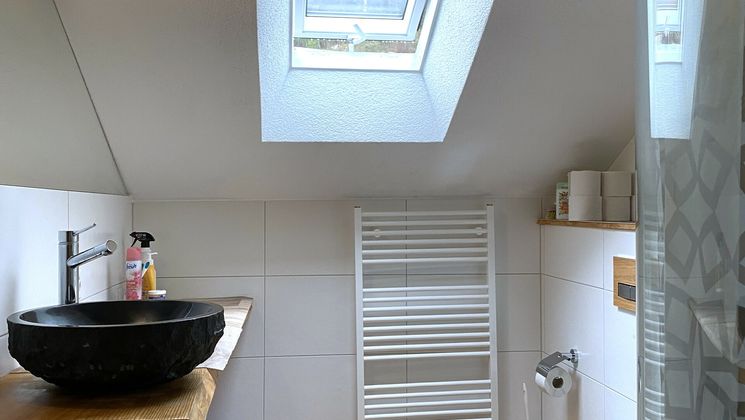 Dachgeschoss: Badezimmer mit Dusche