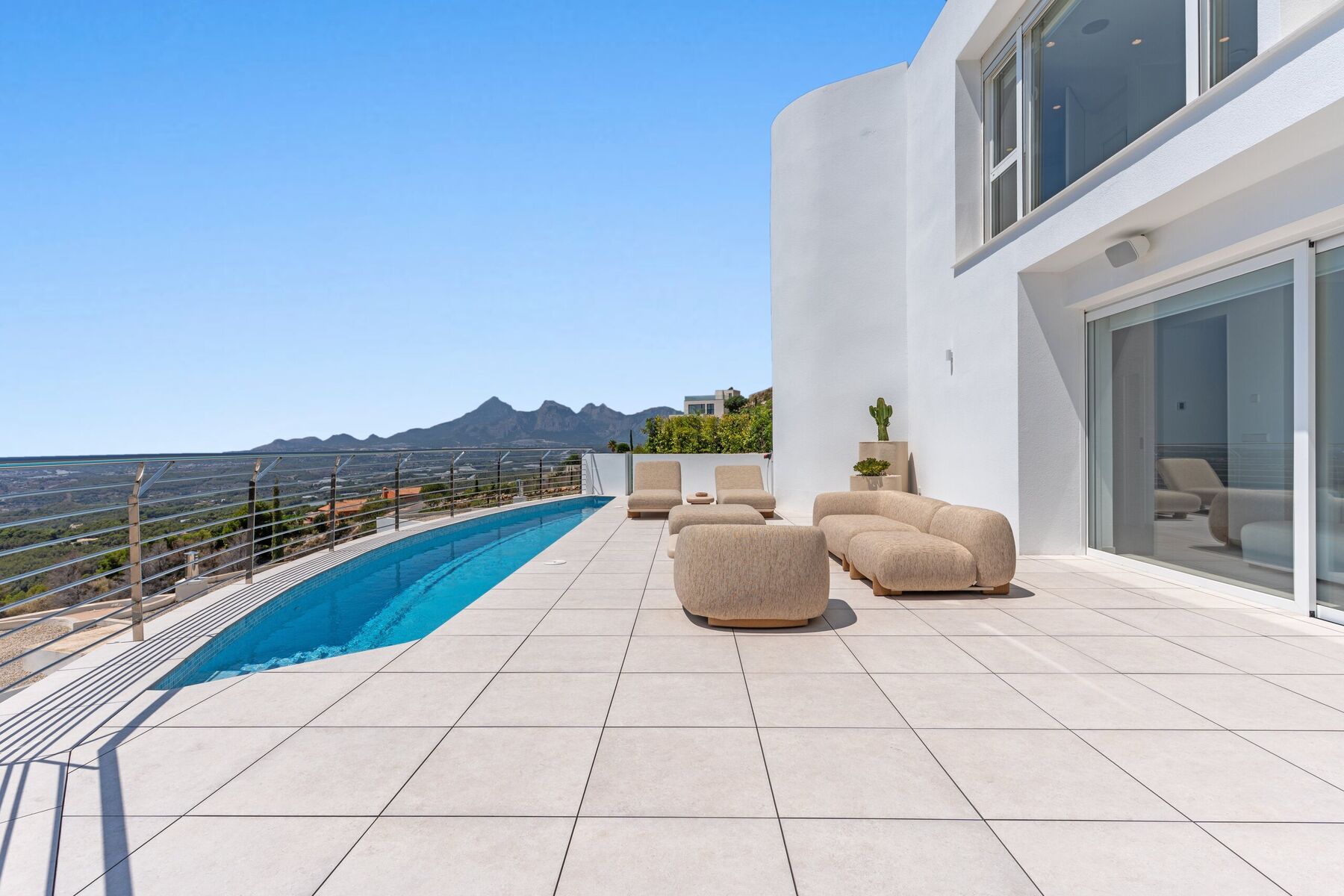 Refreshment with a view - where modern luxury meets endless freedom