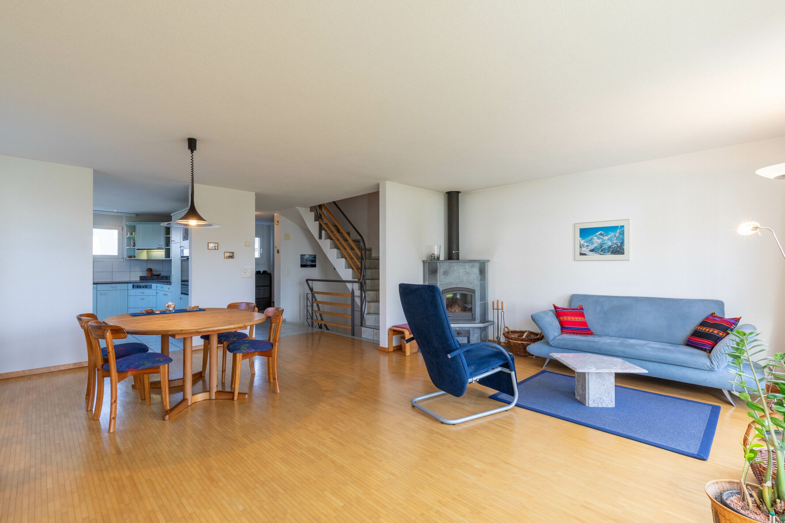 Wohn- und Esszimmer mit Speckstein-Cheminée (EG)