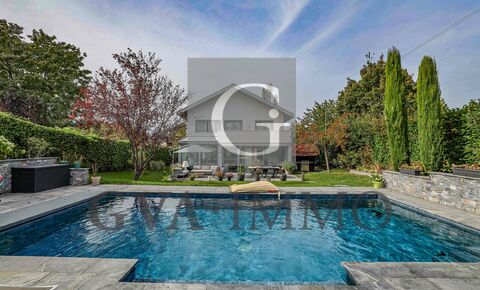 Charming detached house with swimming pool