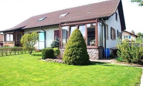 Günstiges Doppelhaus mit Wintergarten und Umschwung
