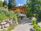 Chalet de standing entouré de verdure proche des pistes de ski