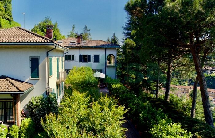 Stately villa in panoramic position and with much privacy