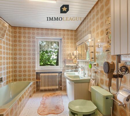 Tageslichtbad mit Badewanne und Dusche.