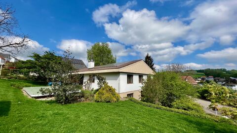 Schönes Einfamilienhaus mit Pool und grossem Garten
