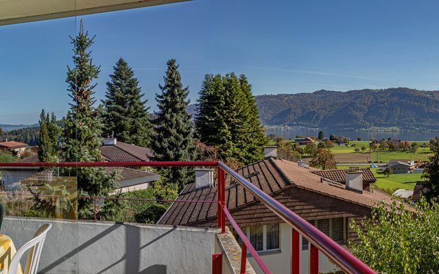 Family-friendly 140m2 Apartment with Lake View and Lots of Potential