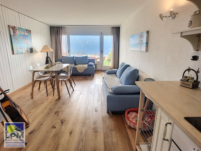Beautiful renovated studio with terrace close to everything!