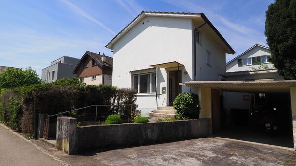 Detached house in need of renovation in the center of Reinach BL