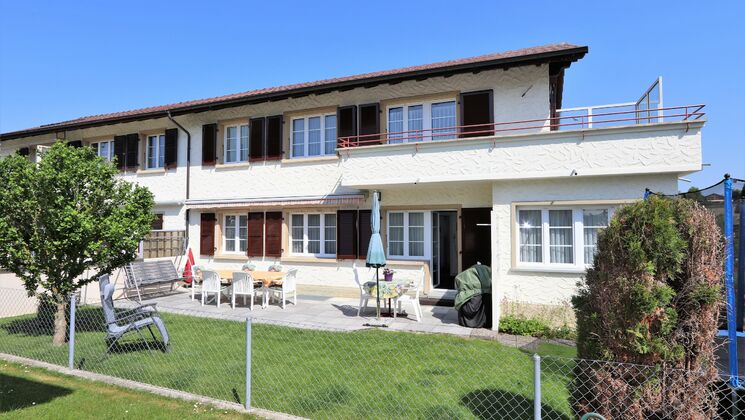 Zu verkaufen:
Gepflegtes Haus mit 2 Wohneinheiten 
und schönem Garten