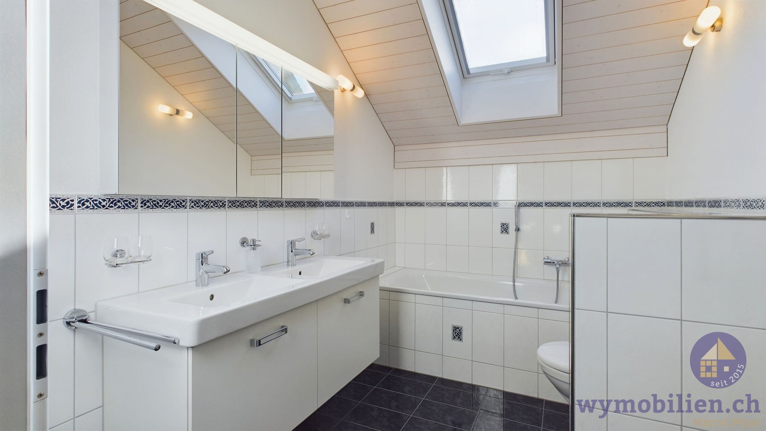 Bad DG mit Badewanne 