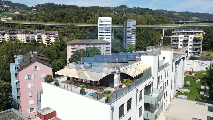 SUPERBE ATTIQUE 4,5 PCES AVEC GRANDE TERRASSE ET ASCENSEUR PRIVATIF