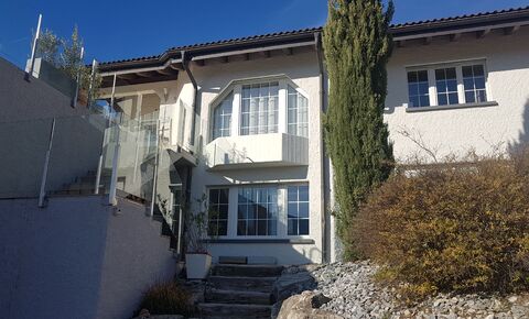 Local commercial au rez-de-chaussée d'une villa, zone calme