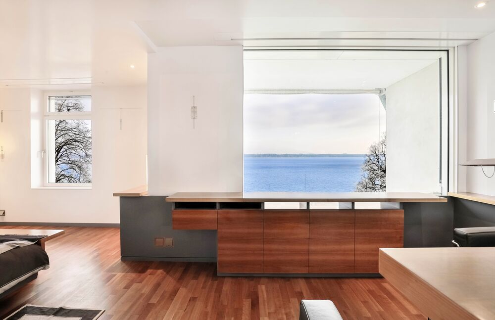 Architectural villa in its wooded park with access to the lake