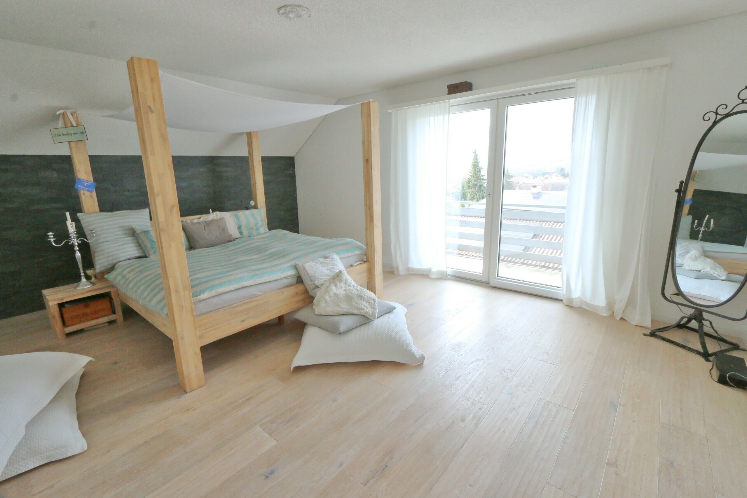 Masterbedroom mit eigenem Balkon mit Blick übers Dorf