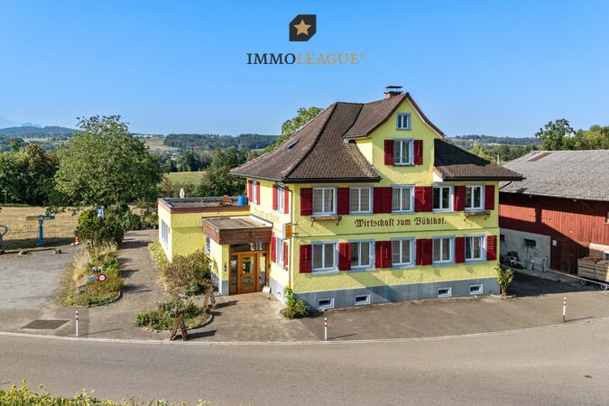 Der Bühlhof liegt ruhig inmitten von Feldern und Wiesen, umgeben von offenem Land und weitem Blick bis zum Alpstein mit dem Säntis.