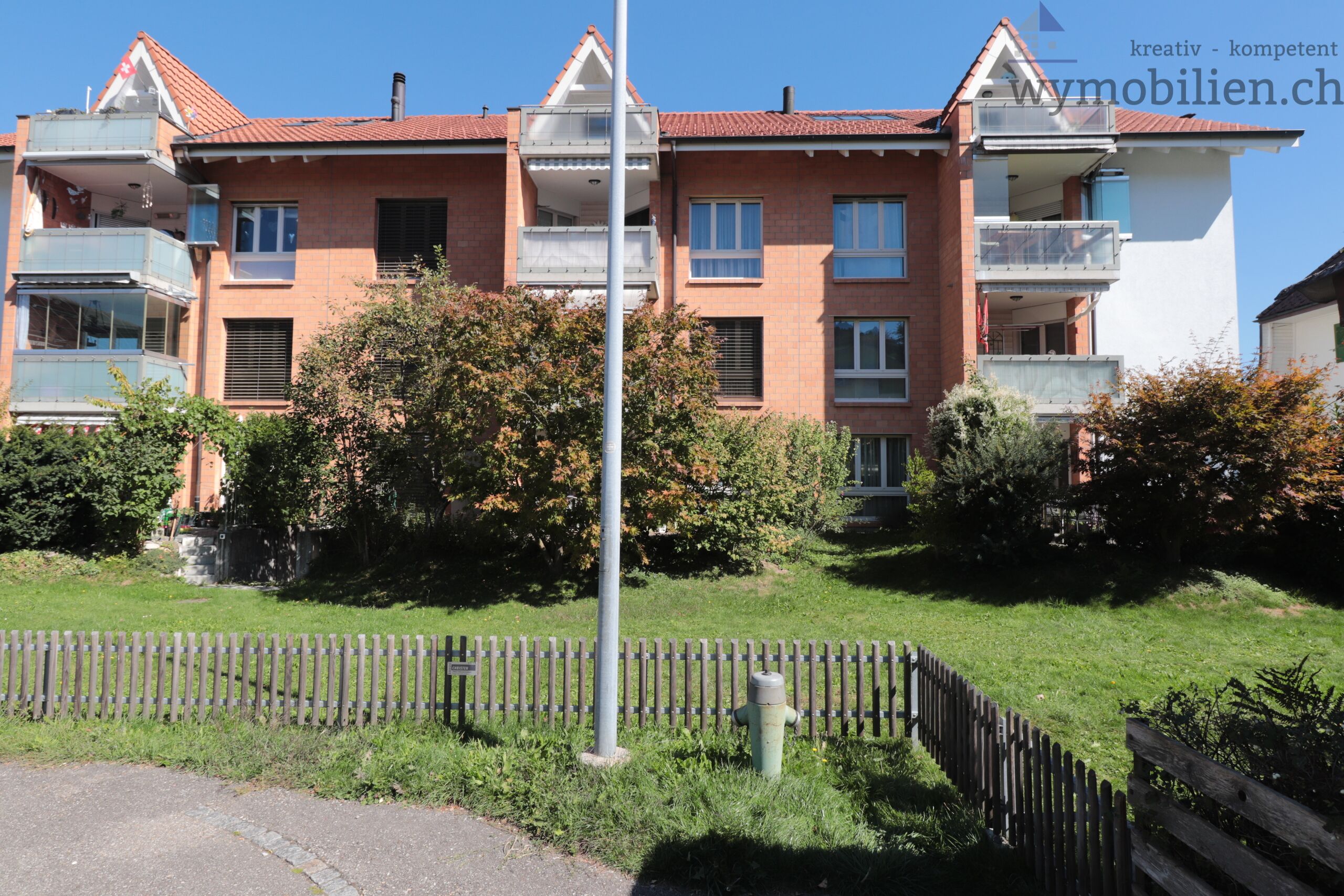 Fassade West mit dem Balkon 
