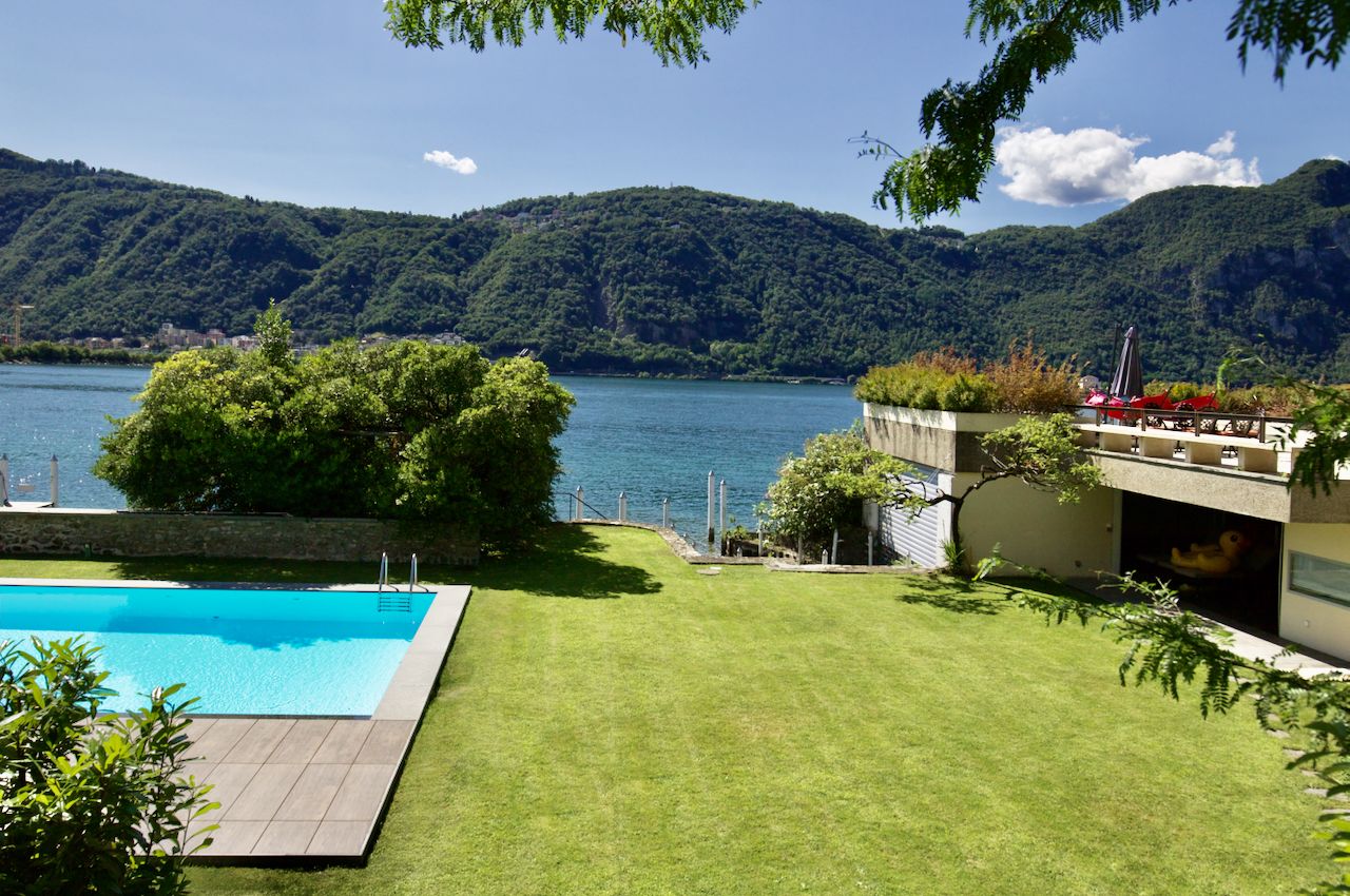Elegante Villa a Schiera Fronte Lago di Lugano con Darsena a Bissone