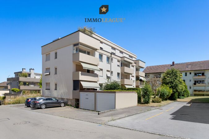 Die Liegenschaft zeigt sich auch von aussen gepflegt und gut unterhalten.  Ein Tiefgaragenplatz lässt sich bei Bedarf zusätzlich erwerben.
