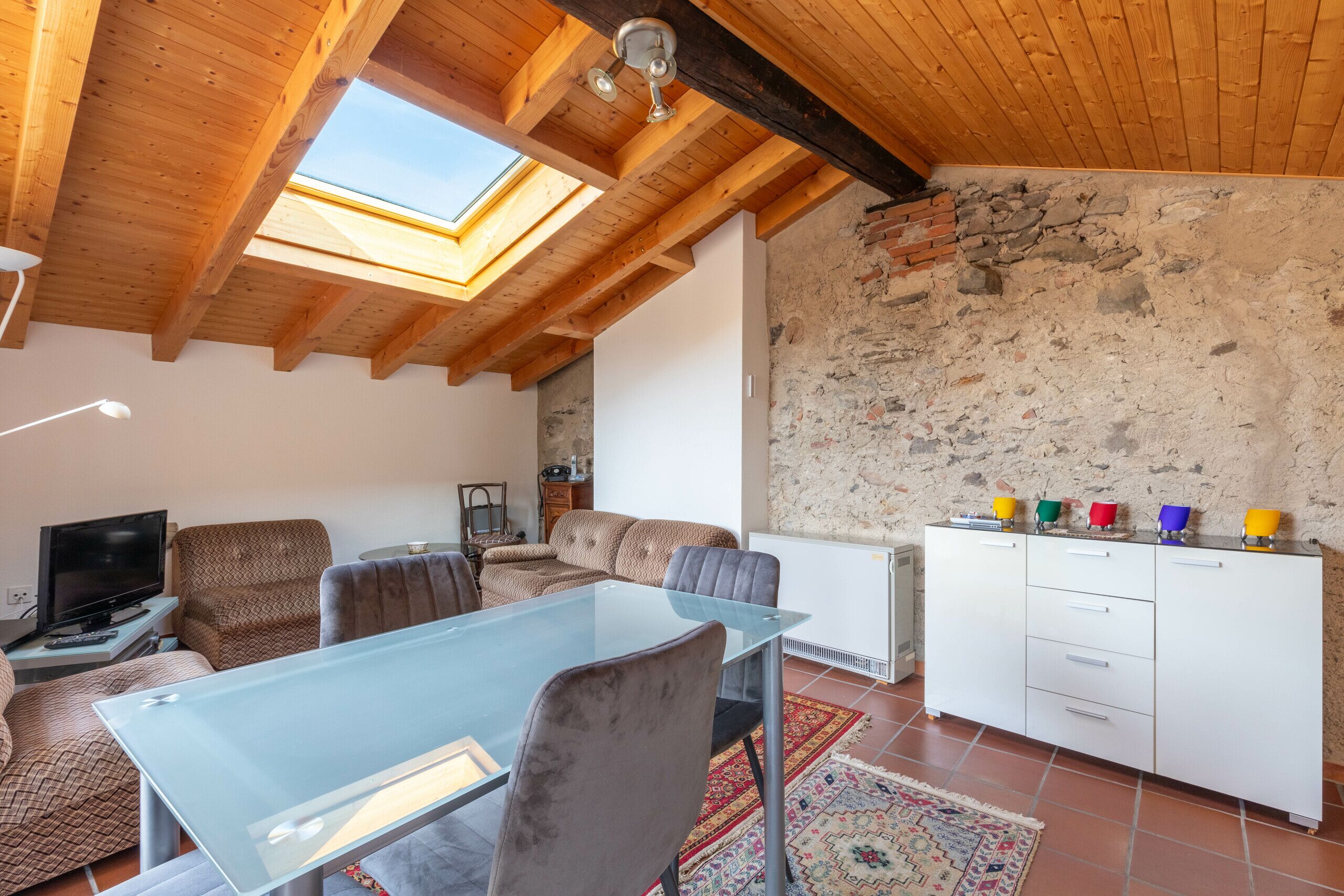 Wohnzimmer mit Küchenzeile und Terrasse (DG)