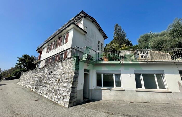 Spacious house with 3 flats of diffenerent sizes and wonderful view