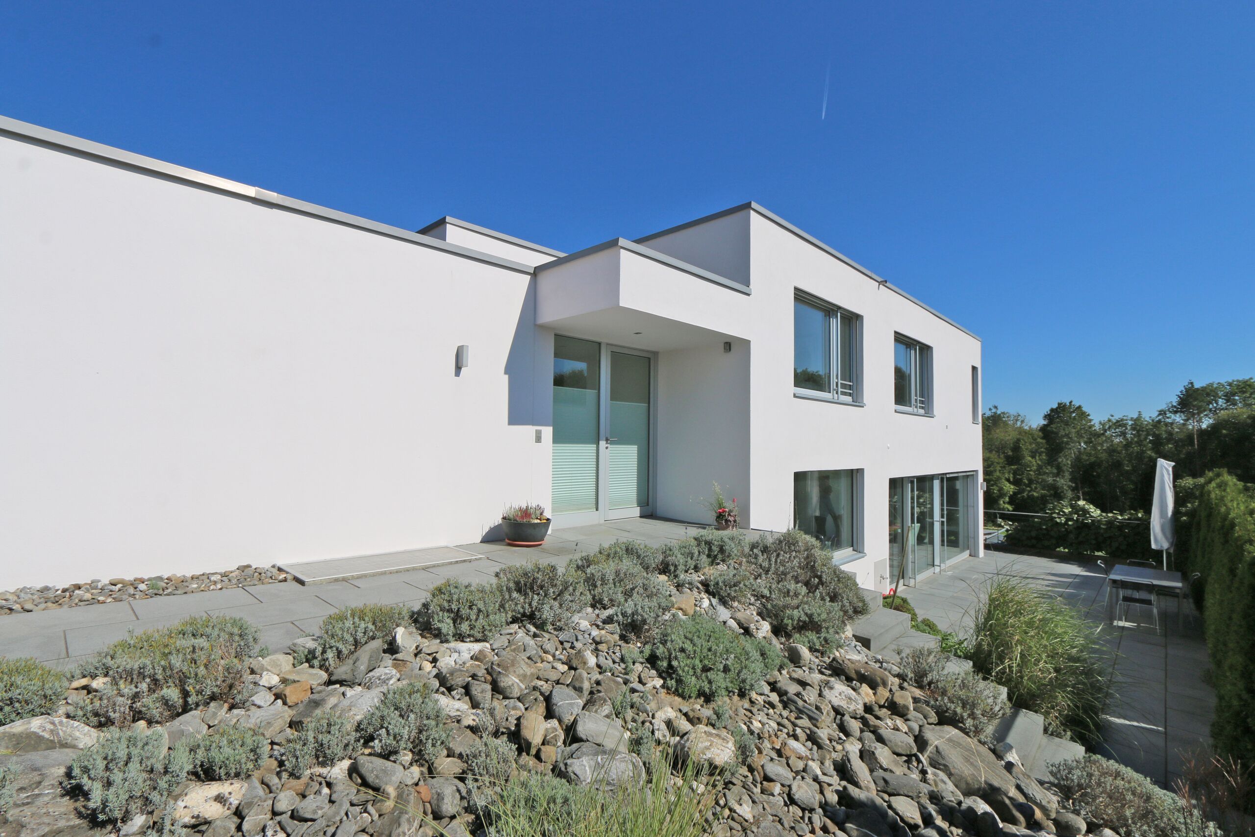 Ein Wohntraum hinter schlichter, gradliniger Fassade