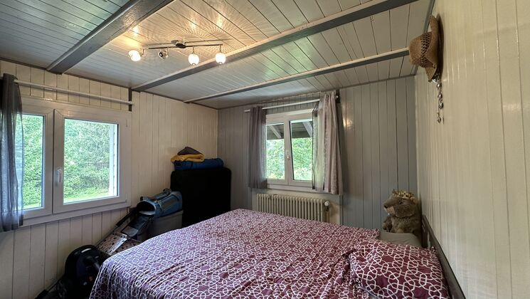 une pièce dans une maison avec un lit et une fenêtre