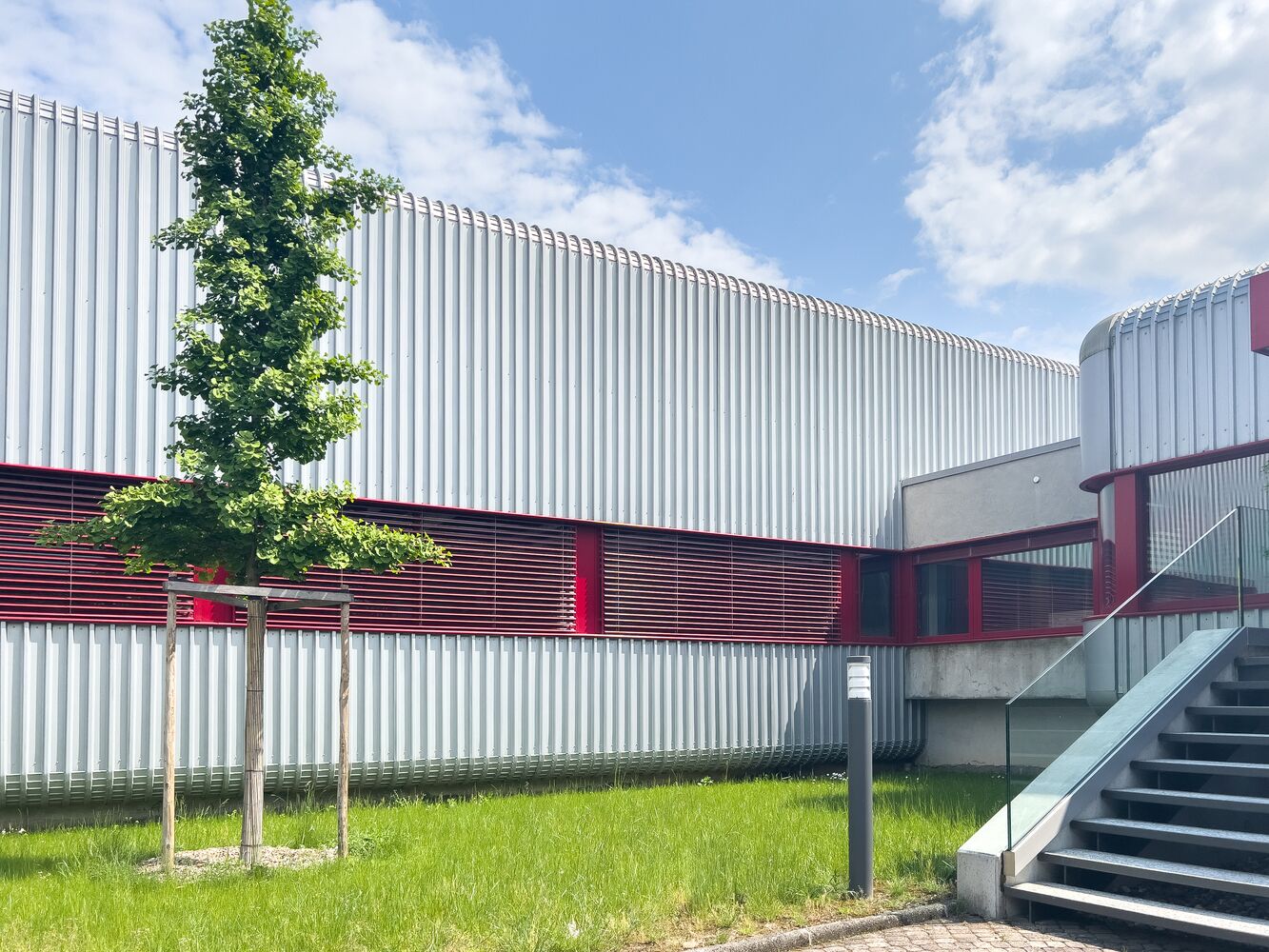 Meyrin - surface industrielle de 860 m2 + 200m2 bureau