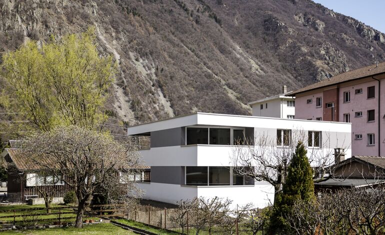 Immeuble neuf comprenant 4 appartements 
rendement de 5%